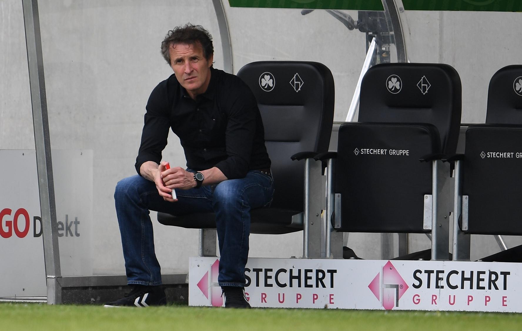 Auf das 3-5-2-System, das anfangs noch so gut funktionierte, stellen sich die Gegner aber immer besser ein. Nach der Siegesserie fällt das Kleeblatt in ein Loch, beendet die Saison mit nur einem Sieg aus den letzten acht Spielen. Viel zu tun im Sommer, weiß Radoki. Und bekommt mit Nik Omladic oder Philipp Hofmann neue Kräfte, die die Spielvereinigung wieder stabilisieren sollen.