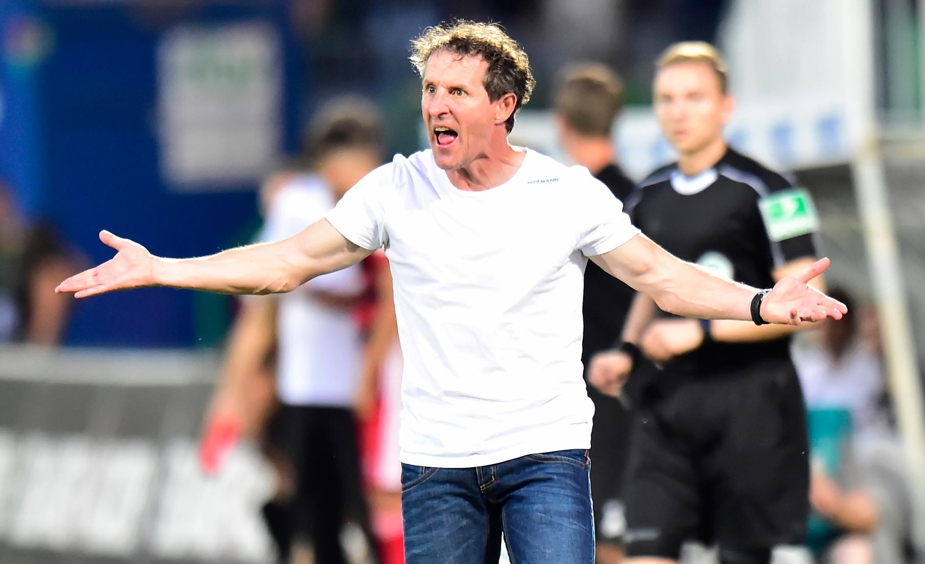 Am vierten Spieltag kommt es zum Krisengipfel im Ronhof: Der FC Ingolstadt gastiert bei der Spielvereinigung, Vorletzter gegen Letzter. Und auch hier zeigt das Fürther Team nicht, weshalb es von Insidern vor der Saison hoch gehandelt wurde. Ideen- und glanzlos folgt die nächste Niederlage und die Krise ist nicht nur in Fürth angekommen, sie alarmiert auch die Verantwortlichen.