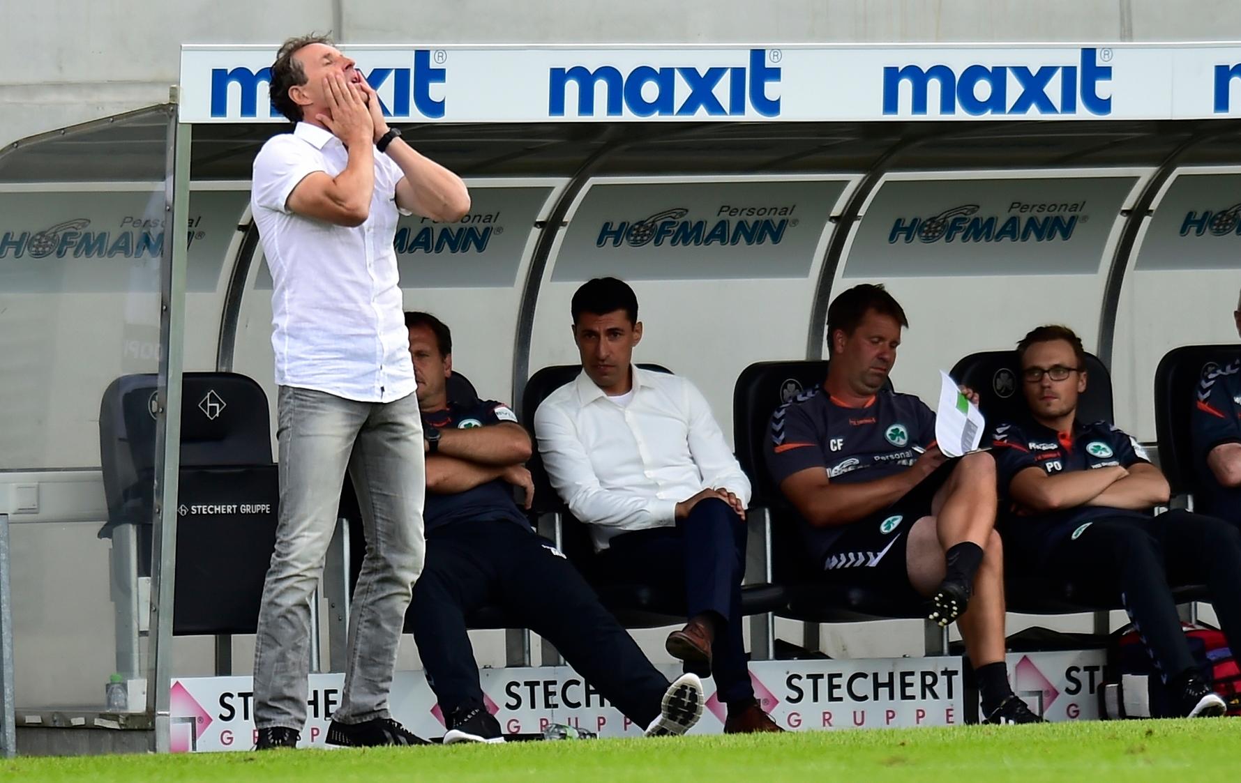 Den Jubelposen aus der Anfangszeit weichen immer mehr solchen Bildern: Verzweifelt, ratlos, verärgert. Janos Radoki fährt nicht mehr die Ergebnisse ein, die ihn vom Interims- zum Chefcoach beförderten und die Vertragsverlängerung brachten.