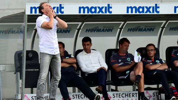 Den Jubelposen aus der Anfangszeit weichen immer mehr solchen Bildern: Verzweifelt, ratlos, verärgert. Janos Radoki fährt nicht mehr die Ergebnisse ein, die ihn vom Interims- zum Chefcoach beförderten und die Vertragsverlängerung brachten.