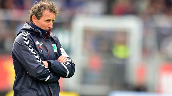 Nur eine Woche später ist der Kleeblatt-Coach mit seinem Team aber zurück auf dem Boden der Tatsachen. Trotz Führung verliert Fürth in Kiel und gibt ein enttäuschendes Bild ab. Als Vorletzter und ohne Punkt nach drei Spielen steckt das Kleeblatt in der Krise.