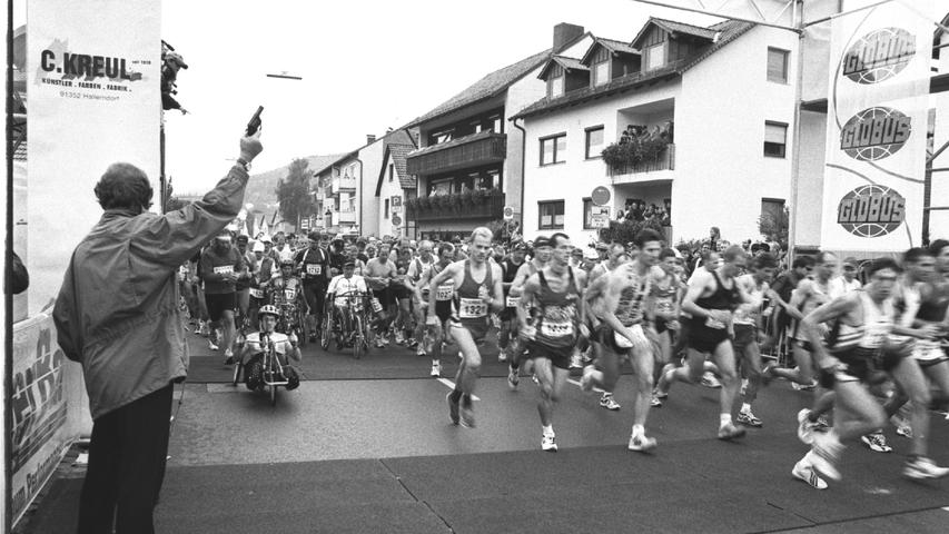 Historischer Startschuss: Die Läufer vornweg, versuchten sich links im Bild Rollstuhlfahrer ebenfalls an der Ausdauer-Herausforderung.