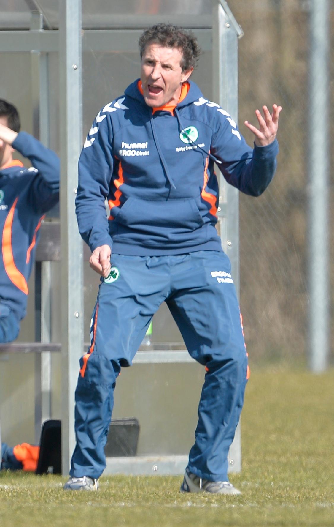 Er gab neun Monate lang den Ton auf der Fürther Bank an: Janos Radoki. Der Ungar war zuvor für die U19 des Kleeblatts verantwortlich, auch in seiner Fußballer-Laufbahn war der 45-Jährige bereits in Weiß-Grün unterwegs.