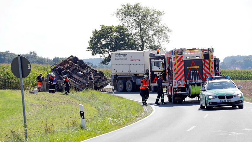 Unfall bei Herzogenaurach: Anhänger bleibt verkehrt herum liegen