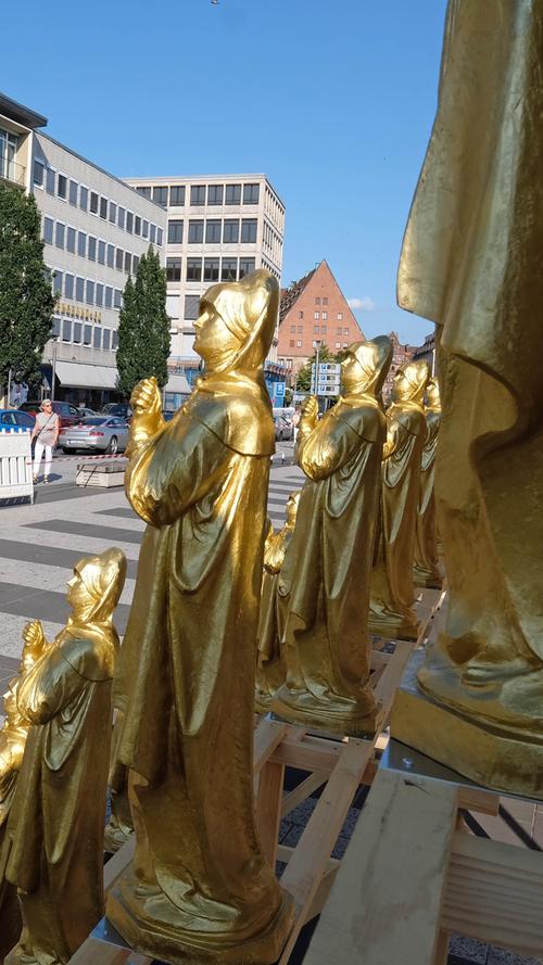 600 Madonna-Figuren mitten auf dem Nürnberger Kornmarkt