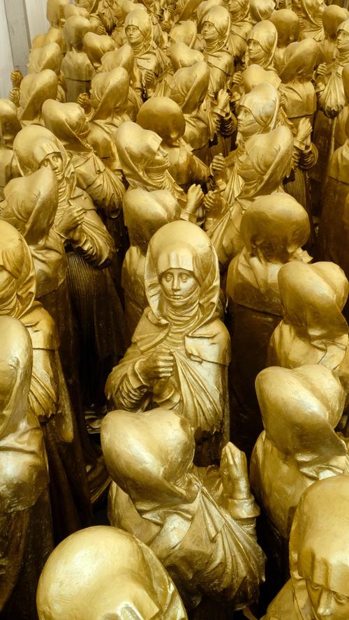 600 Madonna-Figuren mitten auf dem Nürnberger Kornmarkt