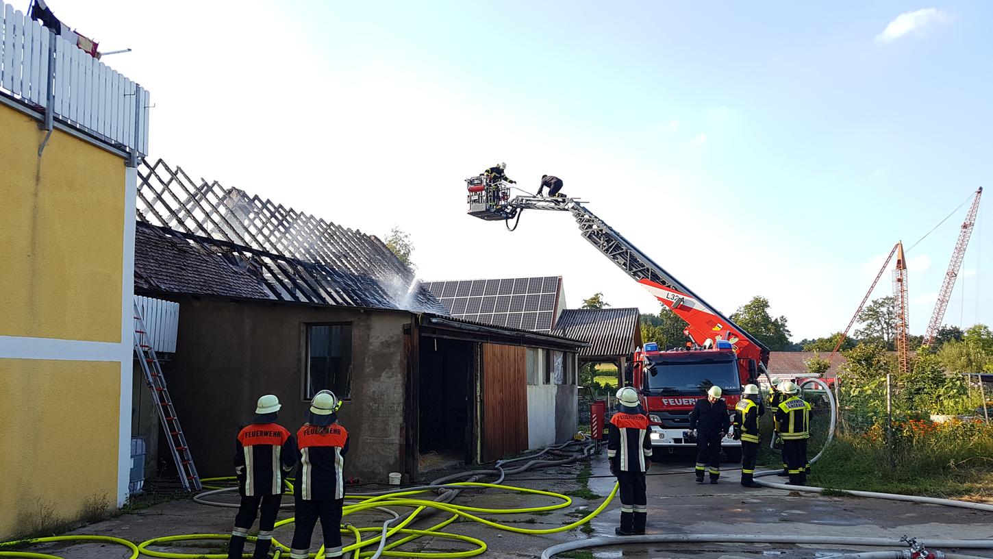 Rund 170 Einsatzkräfte der Freiwilligen Feuerwehren aus Ansbach, Bechhofen, Irrebach, Essbach, Ornbau, Burgoberbach, Großenried und Weidenbach waren bei dem Scheunenbrand im Einsatz.