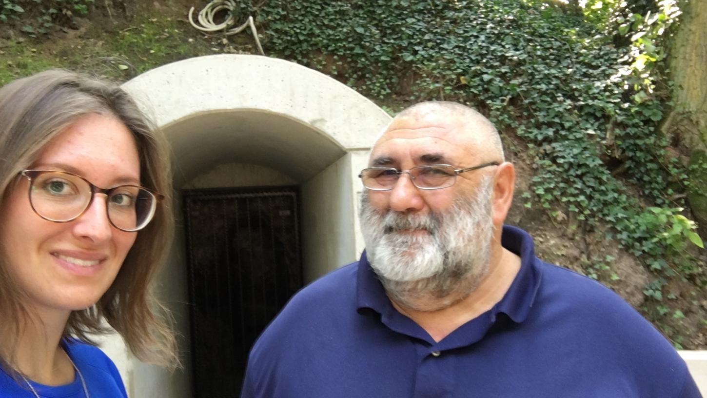 Alfred Strunz vom Geschichts- und Heimatverein Veitsbronn zeigte Wanderreporterin Viola Bernlocher den historischen Bunker. Alfred Strunz vom Geschichts- und Heimatverein Veitsbronn zeigte Wanderreporterin Viola Bernlocher den historischen Bunker.