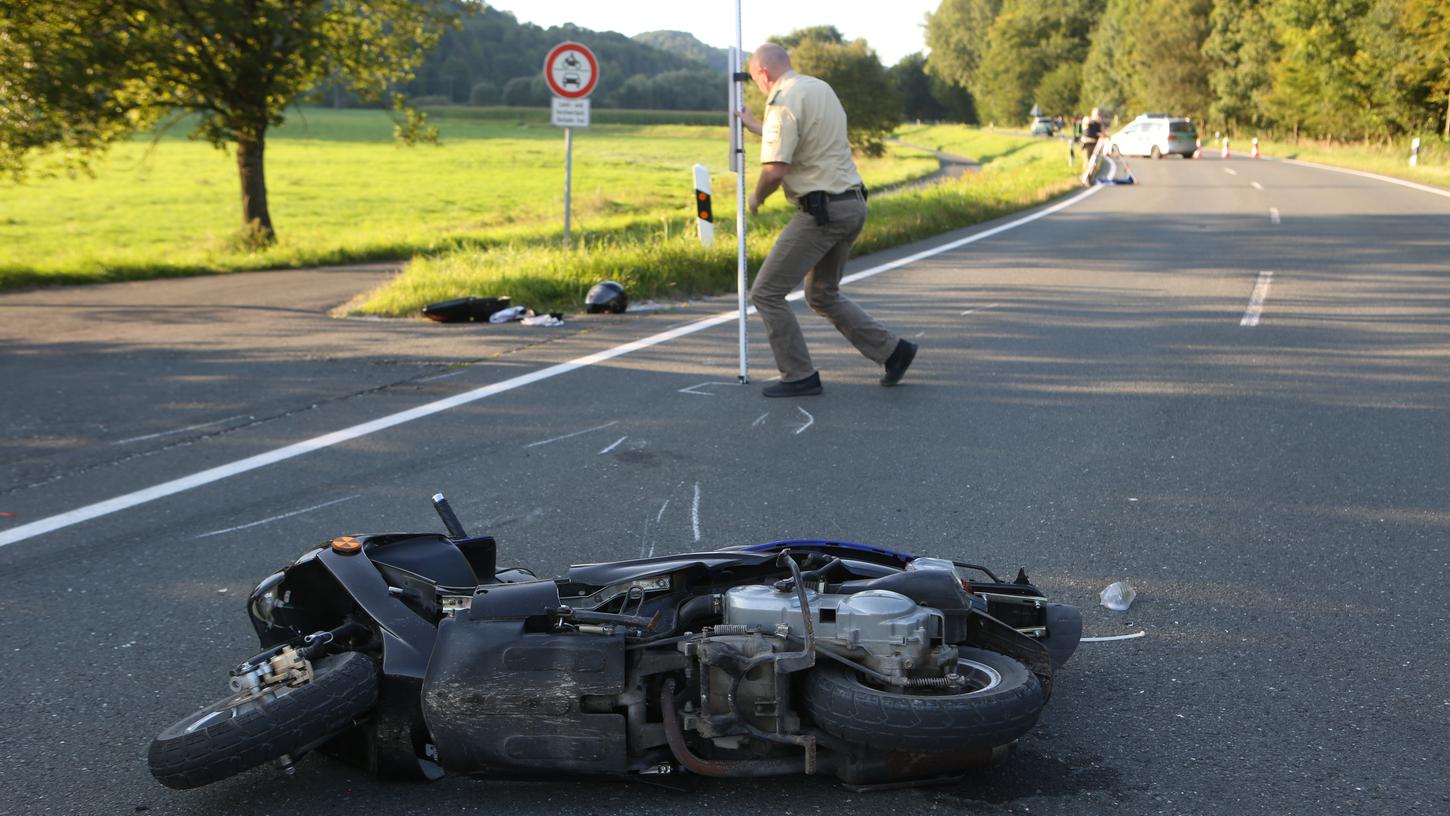 Ein 77-jähriger Mofafahrer musste nach einer Kollision am Montag bei Unterleinleiter (Landkreis Forchheim) mit schweren Verletzungen in eine Klinik eingeliefert werden. Jetzt ist er gestorben.