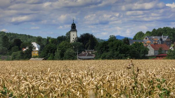 Das Städtchen Lomnitz in Niederschlesien ist das Tor zum Tal der Schlösser bei Hirschberg (Jelenia Gora).