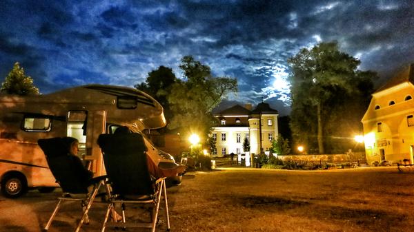 Eine Nacht mit dem Wohnmobil im Hof vor Schloss Lomnitz in Niederschlesien.