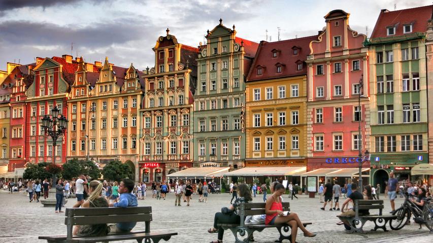 Breslau wurde zum größten Teil wieder aufgebaut. Hier die stolzen Bürgerhäuser im Licht der Abendsonne am Marktplatz.