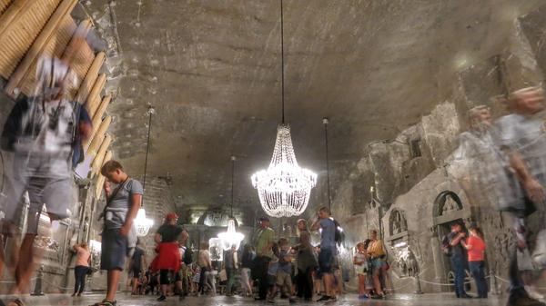 Das Salzbergwerk Wieliczka liegt kurz vor Krakau und ist eine der größten Attraktionen Polens. In jahrhundertelanger Arbeit wurden riesige Kathedralen in den Salzstock gehauen, die heute Unesco Weltkulturerbe sind.