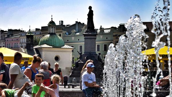Bei einer Polen-Rundreise sieht man, welche immensen Fortschritte das Land gemacht hat. Es ist eine echte Alternative zum ewig gleichen Italienurlaub - und deutlich günstiger obendrein. Hier an einem Brunnen im quirligen Krakau.