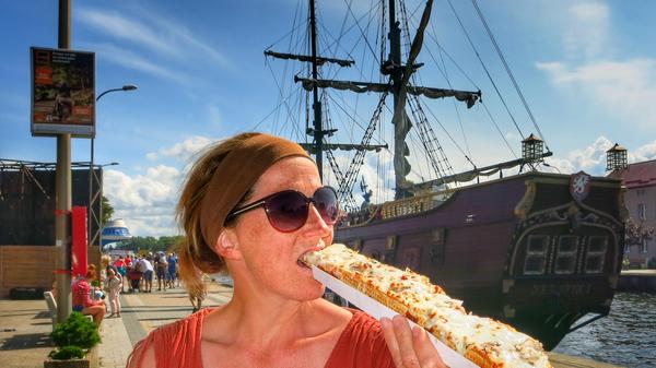 Typisch in Polen sind die einen halben Meter langen Baguettes, lecker individuell belegt und nur knapp drei Euro teuer.