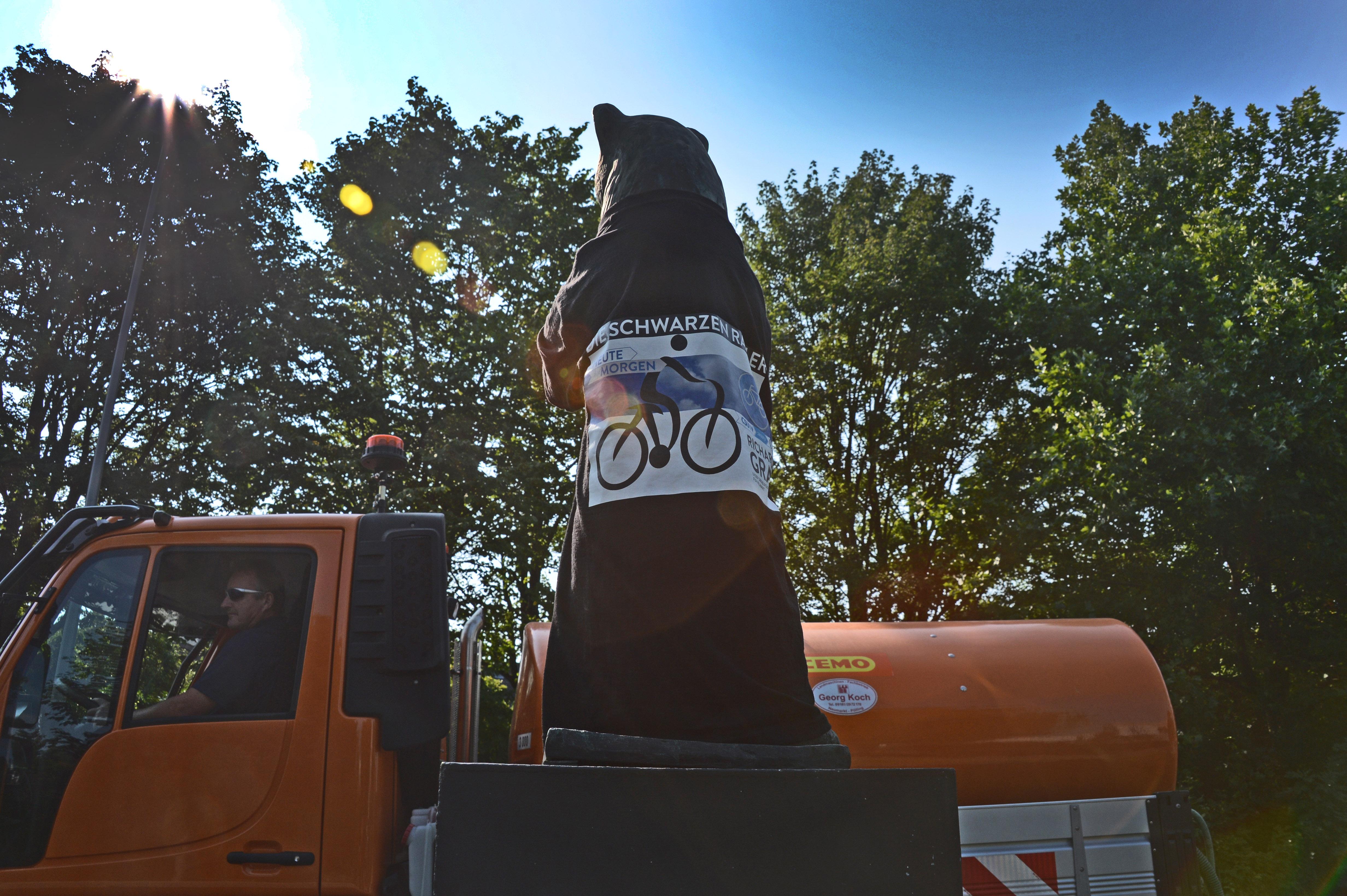 Der Bär ist derzeit so schwarz, dass man sein neues Gewand fast gar nicht sieht: Es ist ein Trikot der schwarzen Radler der CSU, ein, zugegebenermaßen pfiffiger Wahlkampf-Gag der CSU.