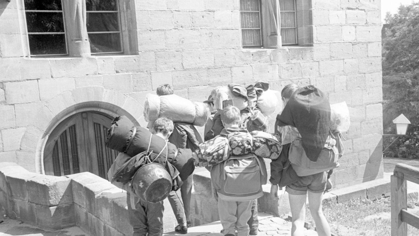 30. August 1967: Junge Gäste rasten auf der alten Burg