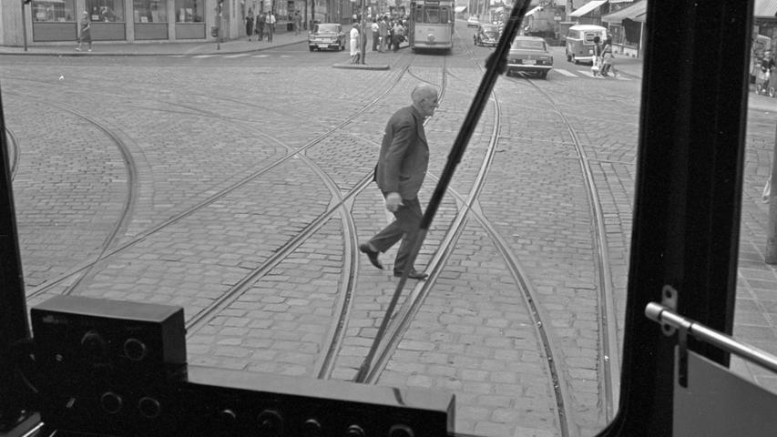Ein Bild, wie es tausendfach zu beobachten ist: im letzten Moment springt noch jemand vor dem heranrollenden Triebwagen über die Fahrbahn. Vor allem ältere Leute sollten nicht so waghalsig sein…  Hier geht es zum Kalenderblatt vom 1. September 1967:"Blind für die Gleise"