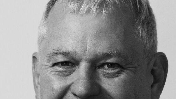 Thomas Hacker (FDP): „Wenn über mehrere Wochen ernsthaft geführte Gespräche trotz mehrfacher Verlängerung nicht zu einem Ergebnis führen, und man feststellen muss, dass wesentliche Veränderungen — zum Beispiel in der Bildungspolitik, beim Abbau des Solizuschlags oder bei einem Zuwanderungsgestz — nicht in ausreichendem Maß umgesetzt werden können, ist es ehrlicher, Verhandlungen zu beenden. Das Wahlergebnis und das Grundgesetz lassen ja nicht nur die diskutierte Viererkoalition zu, sondern auch eine große Koalition oder eine Minderheitsregierung. Eine Neuwahl würde wohl keine wesentliche Veränderungen bringen. Vielmehr müssen die Gespräche zwischen den demokratischen Parteien fortgeführt werden, um eine schwierige Regierungsbildung zu ermöglichen.“ Thomas Hacker (FDP): „Wenn über mehrere Wochen ernsthaft geführte Gespräche trotz mehrfacher Verlängerung nicht zu einem Ergebnis führen, und man feststellen muss, dass wesentliche Veränderungen — zum Beispiel in der Bildungspolitik, beim Abbau des Solizuschlags oder bei einem Zuwanderungsgestz — nicht in ausreichendem Maß umgesetzt werden können, ist es ehrlicher, Verhandlungen zu beenden. Das Wahlergebnis und das Grundgesetz lassen ja nicht nur die diskutierte Viererkoalition zu, sondern auch eine große Koalition oder eine Minderheitsregierung. Eine Neuwahl würde wohl keine wesentliche Veränderungen bringen. Vielmehr müssen die Gespräche zwischen den demokratischen Parteien fortgeführt werden, um eine schwierige Regierungsbildung zu ermöglichen.“