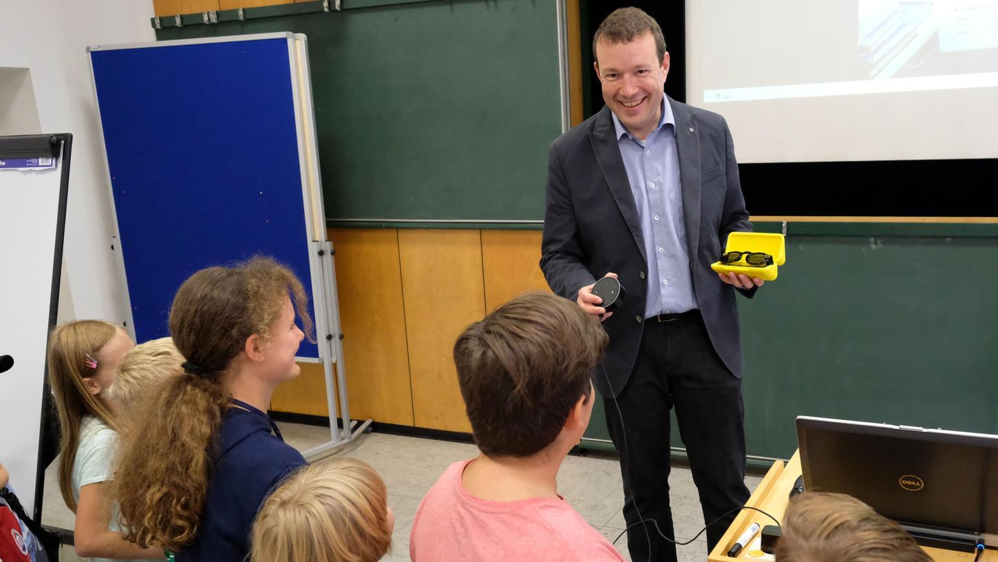 Holger Weber von webhygiene.de zeigt den Kindern: Das Internet vergisst nichts, und "Alexa" (Amazon Echo, das kleine runde Gerät) sammelt fleißig Daten. Noch immer wissen Familien zu wenig über die vielen Fallstricke im Netz.