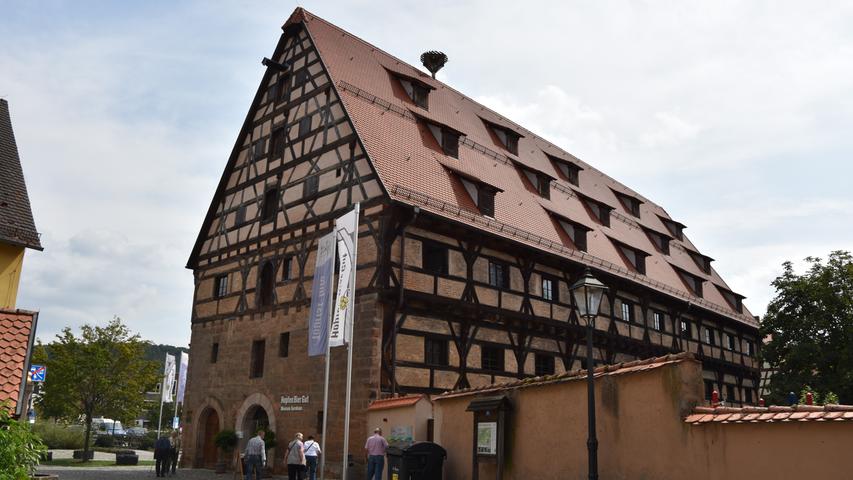 Seit 2015 beherbergt das Kornhaus in Spalt das HopfenBierGut-Museum und die Tourist-Information. Das ehemals bischöfliche Kornhaus entstand ab 1456 als äußerst stattlicher Bau: mit 36 Metern Länge, mehr als 13 Metern Breite und ...