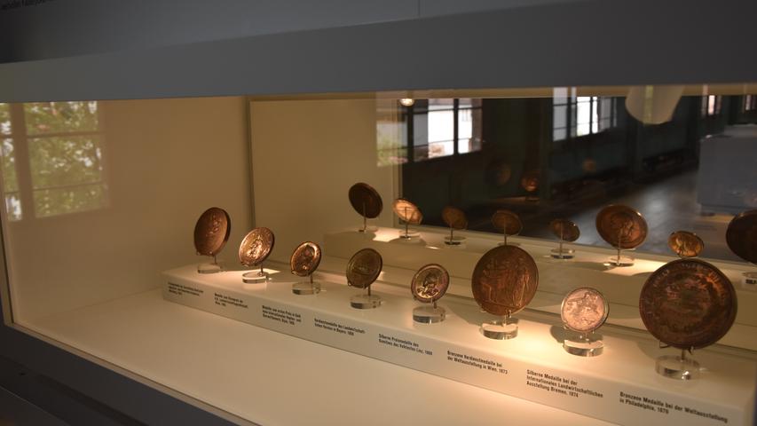 Spalt hat 1538 das erste Hopfensiegel der Welt erhalten. Denn: Nur Aromahopfen aus dem Spalter Hügelland darf sich Spalter Hopfen nennen. Mehrere internationale Medaillen, mit denen der Spalter Hopfen ab dem 19. Jahrhundert ausgezeichnet wurde, sind auch im Museum ausgestellt.