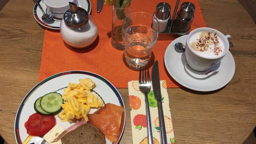 Guten Morgen von der Wanderreporterin aus dem Ambient-Hotel in Unterfarrnbach. Heute muss sie sich beim Frühstück sputen, um 8.30 Uhr wartet schon der erste Termin.