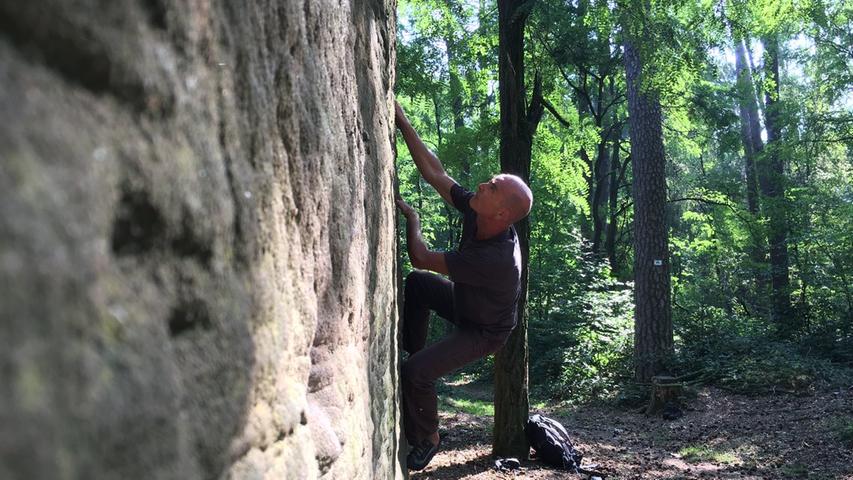 Da denkt man, im Wald trifft man niemanden und dann klettert da Mattes aus Nürnberg an der senkrechten Felswand entlang. Reines Training, sagt er, denn ein Sturz ginge hier sehr sanft aus.
