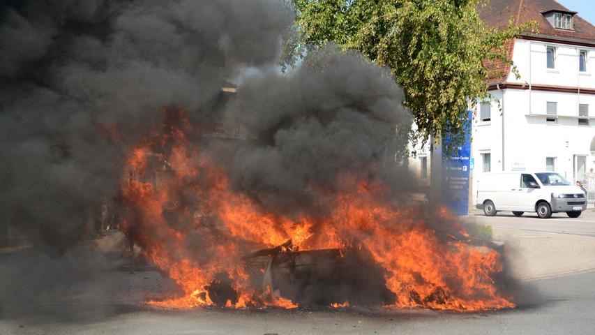 Ausgebrannt: Auto geht in Fürth in Flammen auf