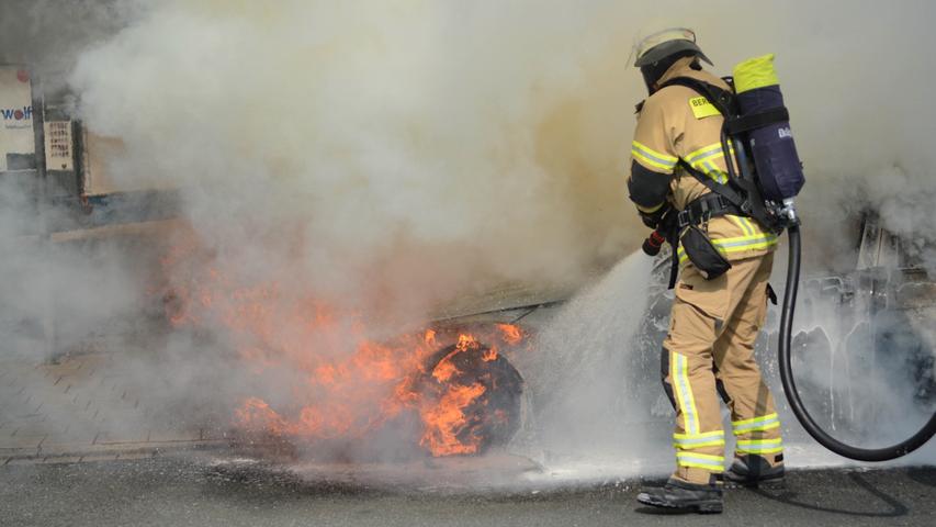 Ausgebrannt: Auto geht in Fürth in Flammen auf