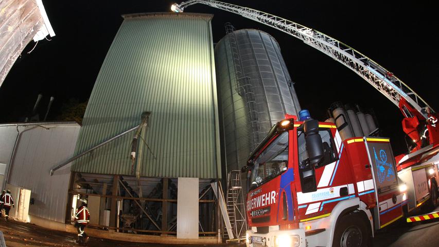 Eine Staubexplosion im Silo der Draisendorfer Nützelmühle löste einen Dachstuhlbrand aus. Über Hundert Feuerwehrkräfte waren mehrere Stunden im Einsatz, um die Flammen zu löschen. Ein Mitarbeiter entging nur knapp einer Katastrophe, als er gegen 21 Uhr seinen Arbeitsplatz verlassen hatte.