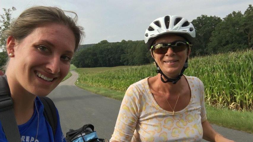 Kaum über der Bibert, trifft Viola Cornelia Michel auf ihrem E-Bike. Sie fährt fast täglich damit zur Arbeit von Roßtal nach Nürnberg, sagt sie. Da ist man schließlich nicht so verschwitzt, wenn man vom E-Bike steigt.
