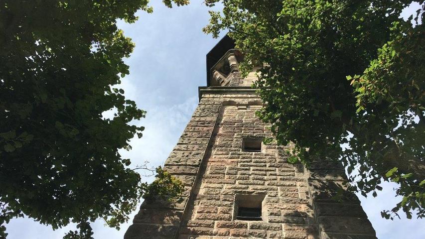 Verdammt, der Bleistift ist geöffnet. So heißt der Aussichtsturm hier. Gebaut wurde er zur Eröffnung der Lokalbahnlinie Fürth-Cadolzburg im späten 19. Jahrhundert. Also rauf ...