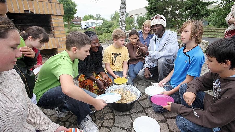 „Scharf, aber gut“: Pausenhof-Kochen wie im Senegal