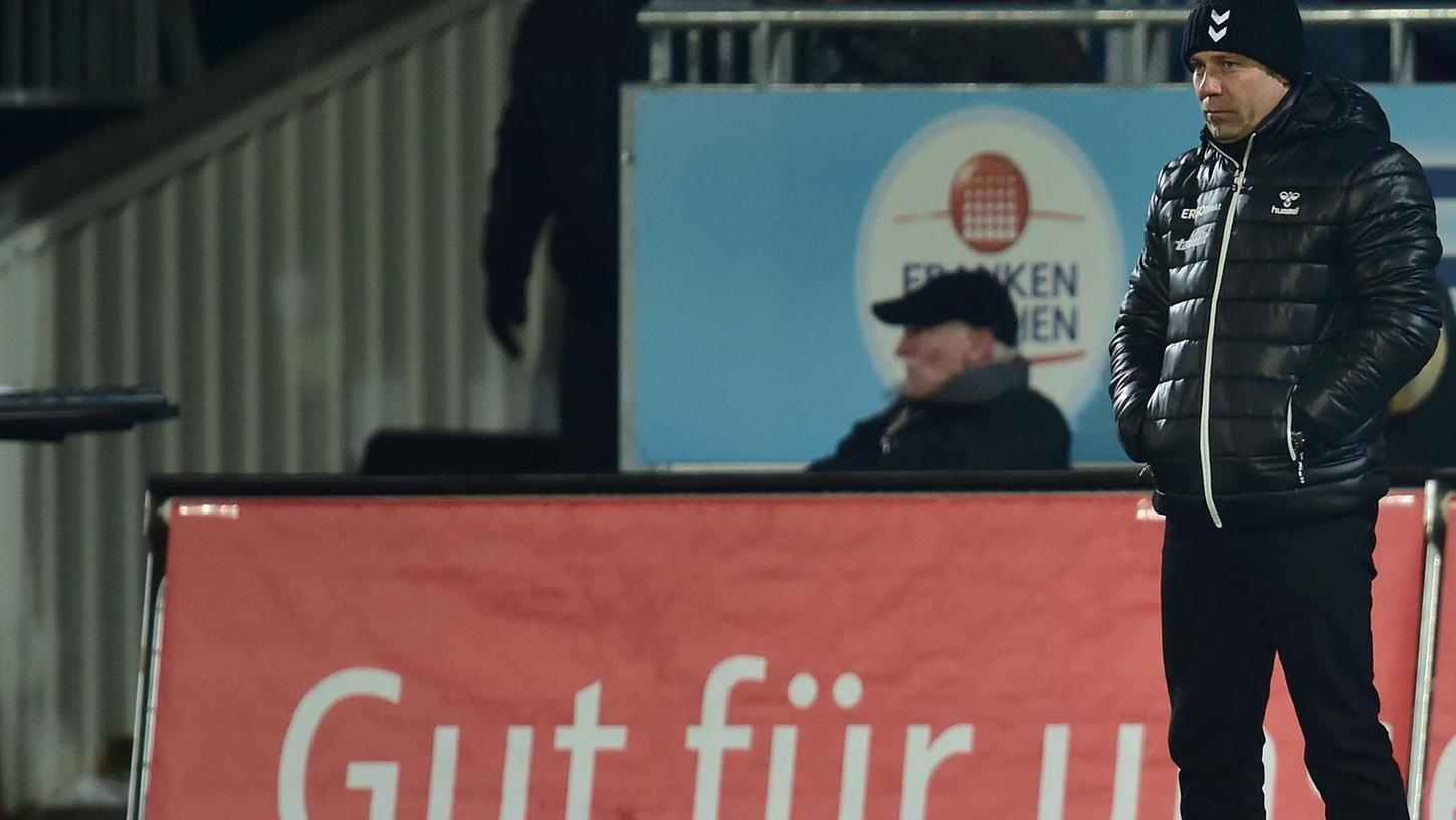 Frank Kramer musste sich in seinen letzten Spielen als Fürther Trainer warm anziehen, im Februar 2015 war Schluss.