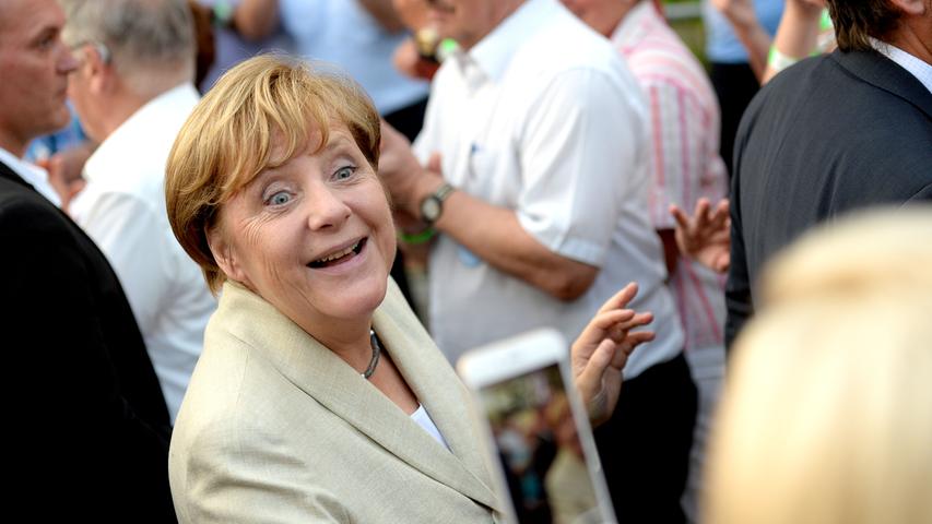 Ende August 2017 nahm Kanzlerin Angela Merkel in Erlangen ein Bad in der Menge. Bei ihrer anschließenden Rede reagierten manche mit Pfiffen oder Zwischenrufen, doch Merkel ließ sich nicht beirren.