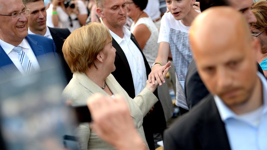 Selfie hier, Handschlag da: Merkel badet in Erlangen in der Menge