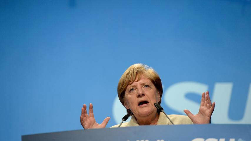 Selfie hier, Handschlag da: Merkel badet in Erlangen in der Menge