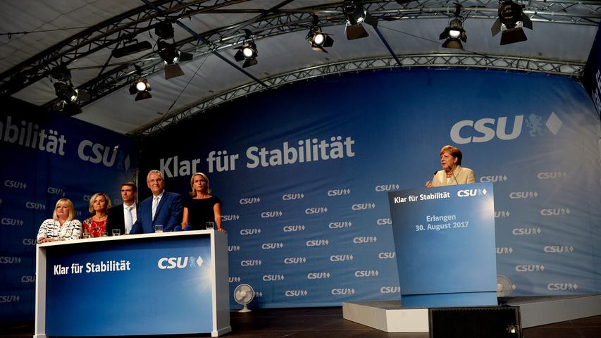 Selfie hier, Handschlag da: Merkel badet in Erlangen in der Menge