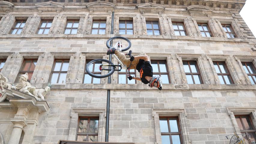 Ein Backflip vor dem Nürnberger Rathaus beeindruckte die Zuschauer schon sehr.