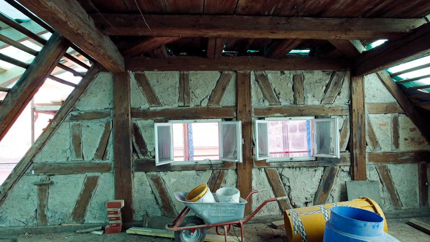 Im Dachgeschoss ist das alte Fachwerk gut zu sehen.
