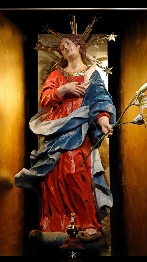 Frisch renoviert ist die Marienfigur, die nach der Sanierung wieder die Vorderfront des Hauses schmücken soll.