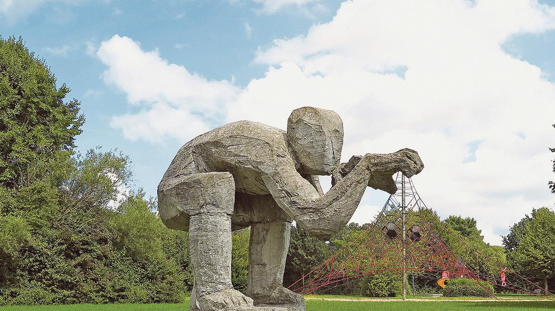 Ganz selten, wenn niemand hinschaut, schleichen Steinriesen durch den Treuchtlinger Kurpark und versuchen, die Spielgeräte zu klauen. So hat es zumindest den Anschein, wenn man die Skulptur "Der Lauernde" von Christian Rösner aus der richtigen Perspektive fotografiert.