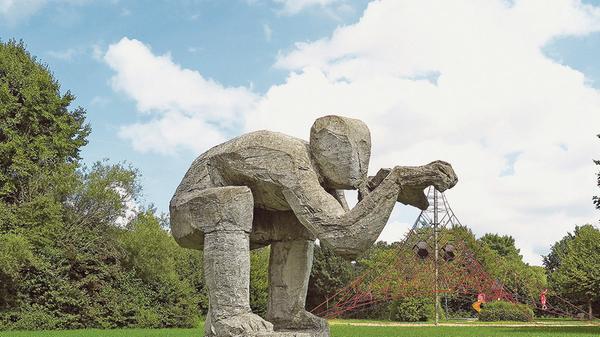 Ganz selten, wenn niemand hinschaut, schleichen Steinriesen durch den Treuchtlinger Kurpark und versuchen, die Spielgeräte zu klauen. So hat es zumindest den Anschein, wenn man die Skulptur "Der Lauernde" von Christian Rösner aus der richtigen Perspektive fotografiert.