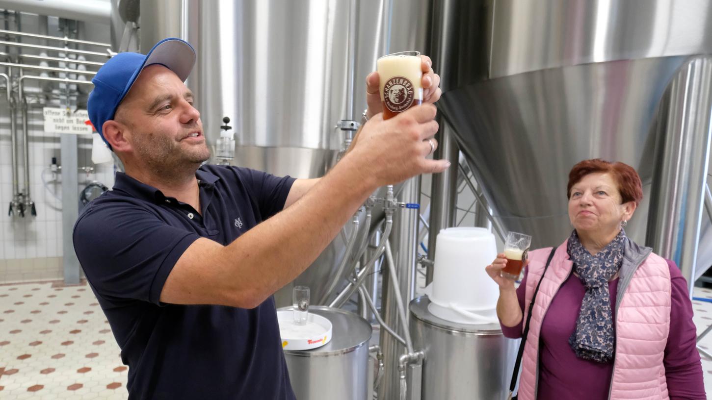 Schanzenbräu-Inhaber Stefan Stretz führt die NN-Leser durch die Hightech-Anlage in Höfen. Schanzenbräu-Inhaber Stefan Stretz führt die NN-Leser durch die Hightech-Anlage in Höfen.