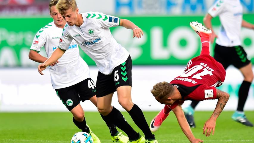 Der 22-Jährige wurde bei Hannover 96 ausgebildet, Profiluft schnupperte er erstmals in der Dritten Liga beim 1.FC Magdeburg. Nach einer halben Saison in der zweiten Liga bei den Würzburger Kickers kam er nun ablösefrei nach Fürth und unterschrieb einen Dreijahresvertrag. Er kann hinter den Spitzen und auf beiden offensiven Flügeln spielen.