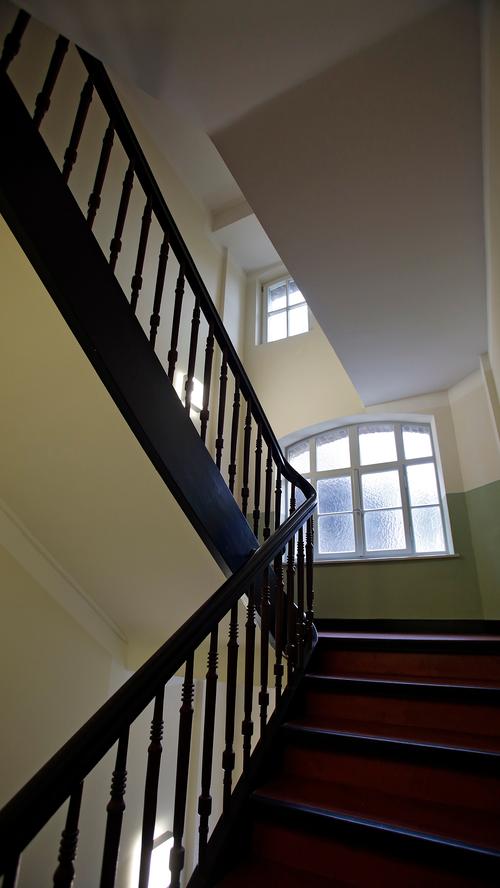 Ein altes Treppenhaus wurde hergerichtet. Für vorbildliche Sanierung hat der Bezirk Mittelfranken  mit einem Denkmalschutzpreis belohnt.