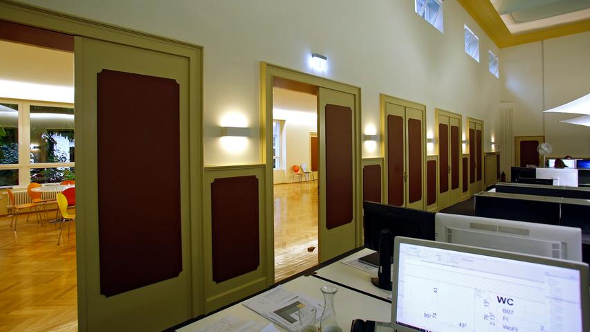 Türen und hölzerne Wandpaneele wurden in den Originalfarben gestrichen. Der Denkmalschutz hatte ein Auge auf die Renovierung. Hier der Blick in den kleinen Saal vom großen Saal aus.