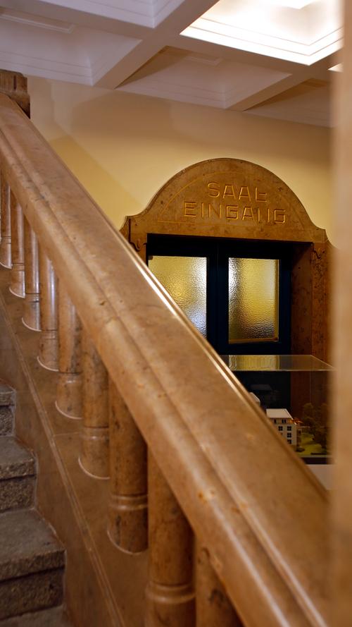 "Saal Eingang" steht in goldenen Lettern über dem Zugang zum großen Saal.