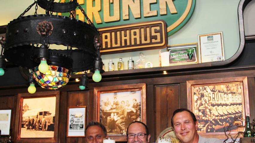 Im Grüner Brauhaus treffen die verschiedensten Menschen aufeinander, um bodenständige fränkische Küche und ein Grüner zu genießen: Vom Siemens-Vorstandsvorsitzenden über Biervertreter bis hin zum Handwerker ist hier alles vertreten. Das schätzt auch Wirt Michael Urban (46, rechts) am meisten. Er leitet das "Institut zur Bekämpfung akuter Unterhopfung" mit seiner Frau und drei weiteren Geschäftspartnern seit drei Jahren; erst am Samstag feierten sie Jubiläum. Das Restaurant entstand aus der Idee heraus, dem grüner Bier wieder eine Heimat zu geben. Die Stammgäste Helmut Ell (56, Mitte) und Florian Schirmer (50, links) sind mindestens einmal in der Woche zum Stammtisch im Grüner Brauhaus. Für Helmut ist es wie sein "zweites Wohnzimmer", er schätzt die "Normalität" und dass man hier immer jemanden trifft, mit dem man ins Gespräch kommt. Der Biervertreter Florian isst am liebsten das Schnitzel in Brezelchenpanade, das man nur hier bekommt, mit Kartoffelsalat - und einem Grüner natürlich. Der Wirt selbst mag die Wochenkarte am liebsten. Dort gibt es die außergewöhnlicheren Gerichte wie Herz, Hirn oder Nierchen - es gibt also auch Gerichte für den spezielleren Geschmack. Im Grüner Brauhaus treffen die verschiedensten Menschen aufeinander, um bodenständige fränkische Küche und ein Grüner zu genießen: Vom Siemens-Vorstandsvorsitzenden über Biervertreter bis hin zum Handwerker ist hier alles vertreten. Das schätzt auch Wirt Michael Urban (46, rechts) am meisten. Er leitet das "Institut zur Bekämpfung akuter Unterhopfung" mit seiner Frau und drei weiteren Geschäftspartnern seit drei Jahren; erst am Samstag feierten sie Jubiläum. Das Restaurant entstand aus der Idee heraus, dem grüner Bier wieder eine Heimat zu geben. Die Stammgäste Helmut Ell (56, Mitte) und Florian Schirmer (50, links) sind mindestens einmal in der Woche zum Stammtisch im Grüner Brauhaus. Für Helmut ist es wie sein "zweites Wohnzimmer", er schätzt die "Normalität" und dass man hier immer jemanden trifft, mit dem man ins Gespräch kommt. Der Biervertreter Florian isst am liebsten das Schnitzel in Brezelchenpanade, das man nur hier bekommt, mit Kartoffelsalat - und einem Grüner natürlich. Der Wirt selbst mag die Wochenkarte am liebsten. Dort gibt es die außergewöhnlicheren Gerichte wie Herz, Hirn oder Nierchen - es gibt also auch Gerichte für den spezielleren Geschmack.